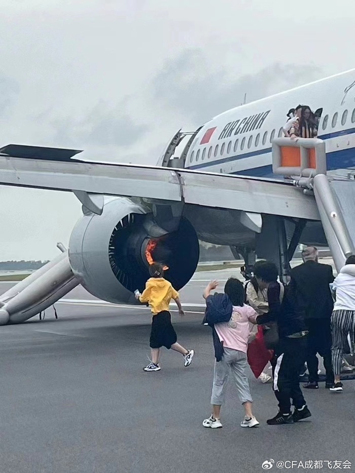 成都飞往新加坡的国航航班紧急降落樟宜机场，疑为左侧发动机起火，上人机上人员安全撤离
